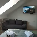 Tara Apartman *